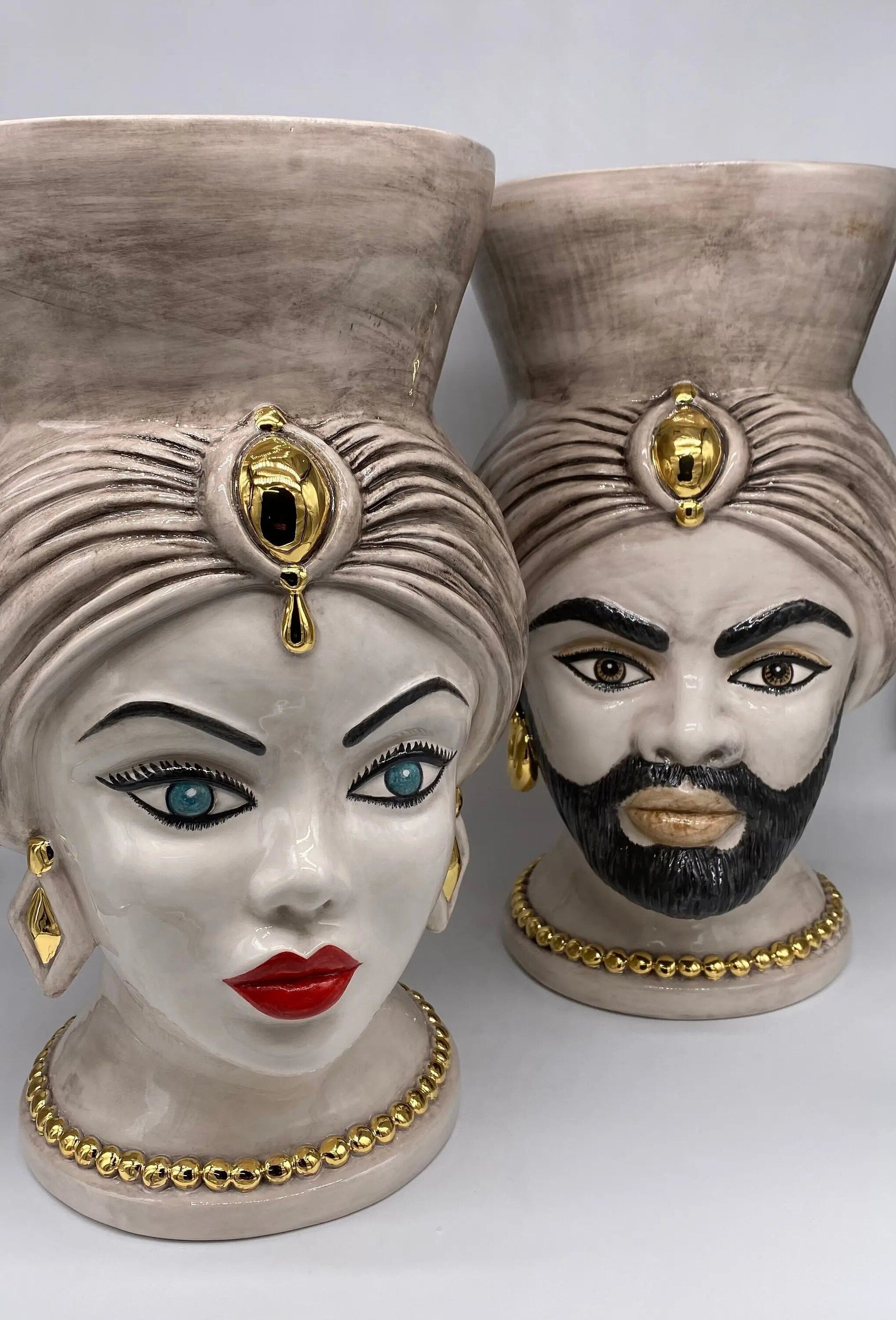 Teste di Moro Iris Ceramica Caltagirone cm H.40 L.23 Artigianale Écru Oro Zecchino DD CERAMICHE SICILIANE