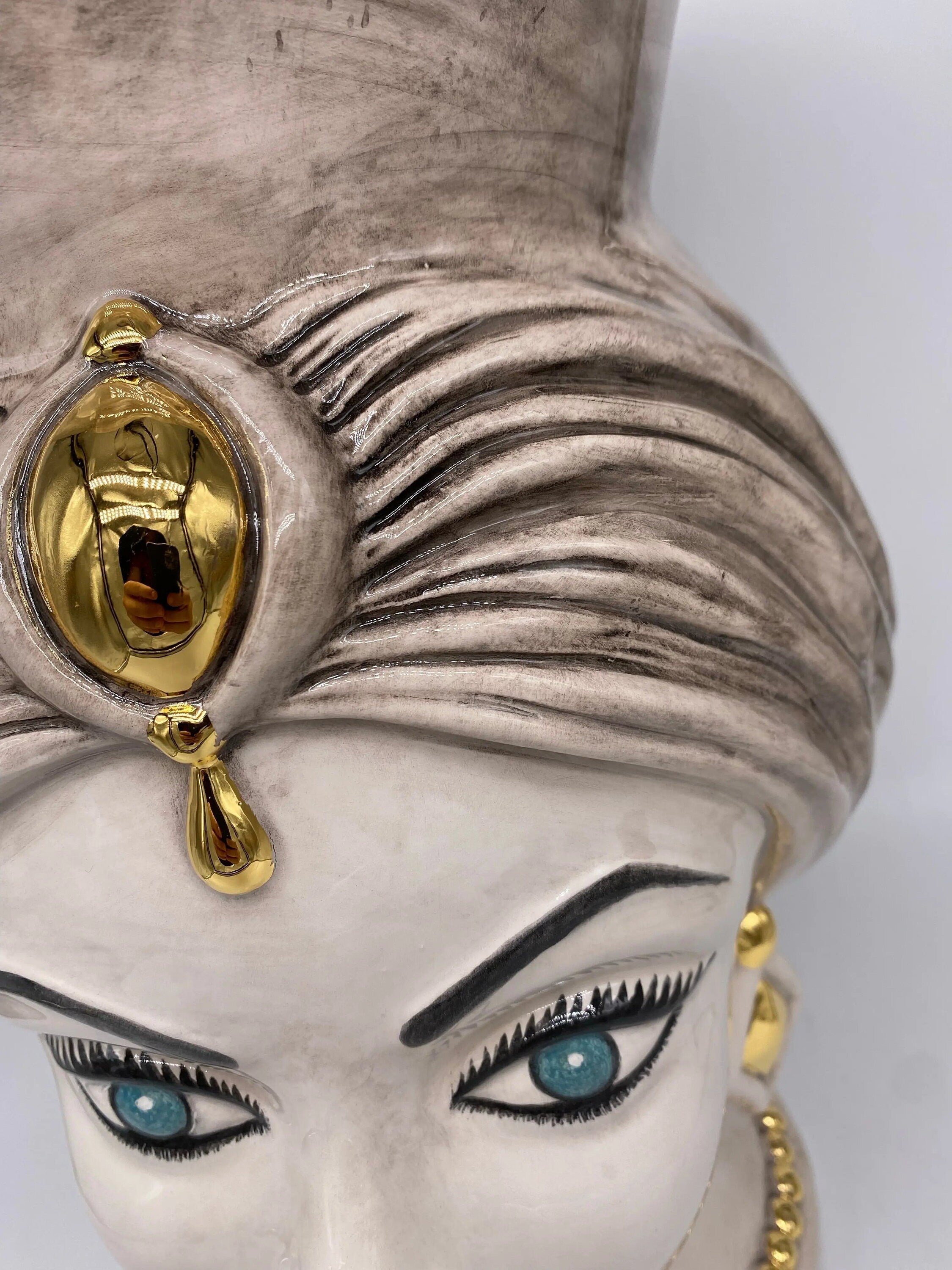 Teste di Moro Iris Ceramica Caltagirone cm H.40 L.23 Artigianale Écru Oro Zecchino DD CERAMICHE SICILIANE
