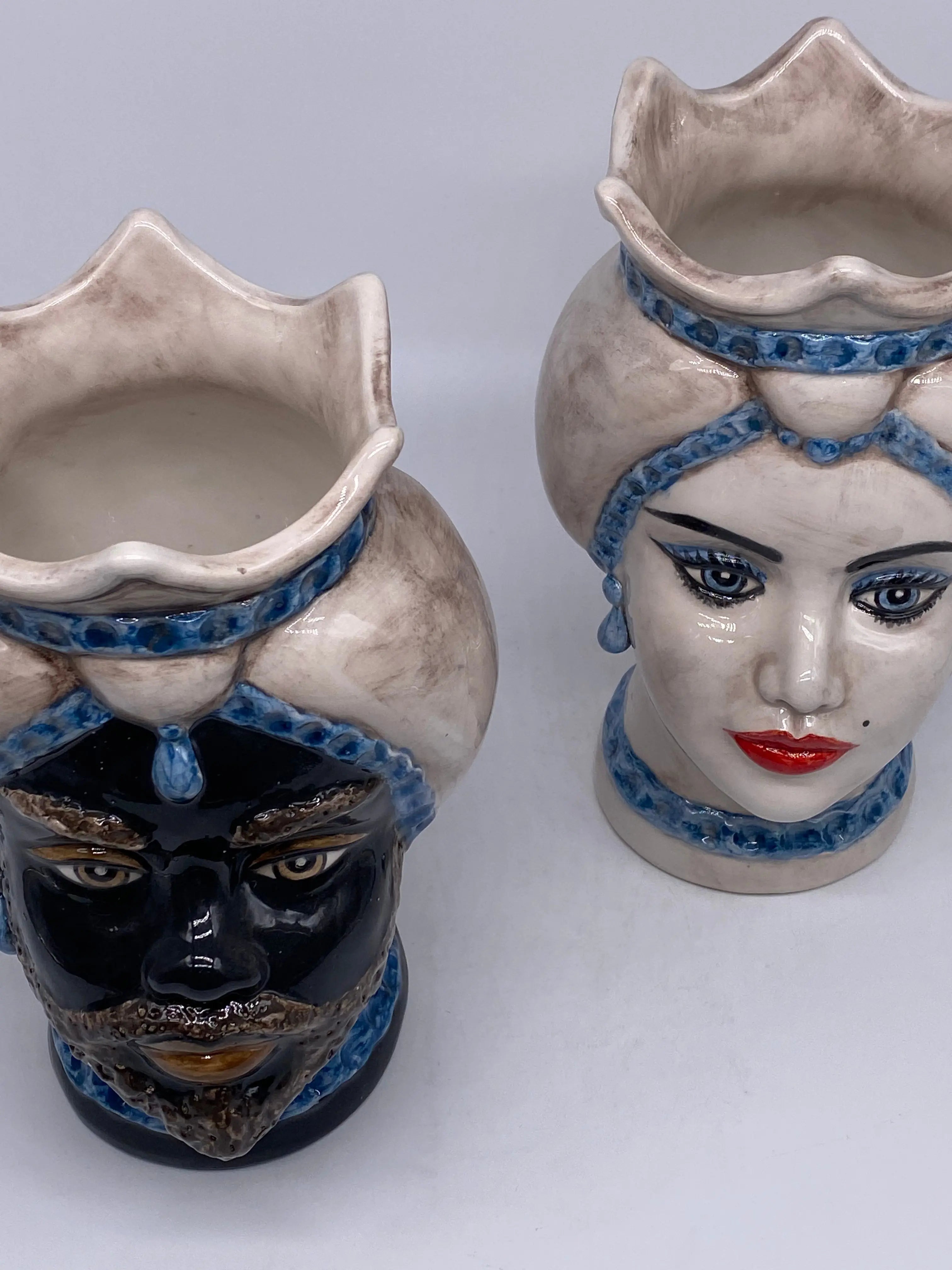 Teste di Moro Luis Ceramica Caltagirone cm H.22 L.15 Artigianale Turbante Liscio Écru Blu DD CERAMICHE SICILIANE