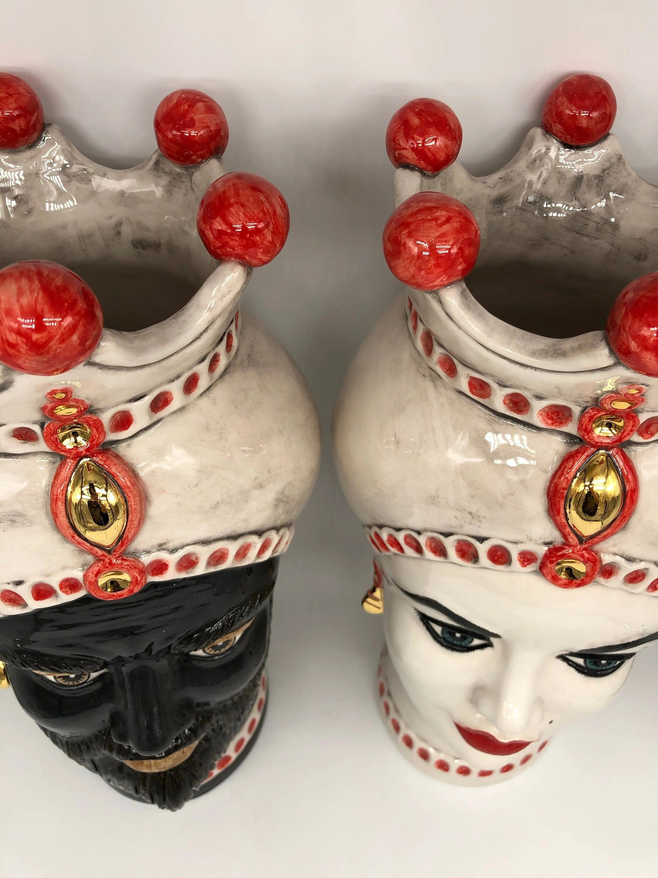 Teste di Moro Luis Ceramica Caltagirone cm H.44 L.23 Artigianale Turbante Liscio Écru Rosso Oro DD CERAMICHE SICILIANE