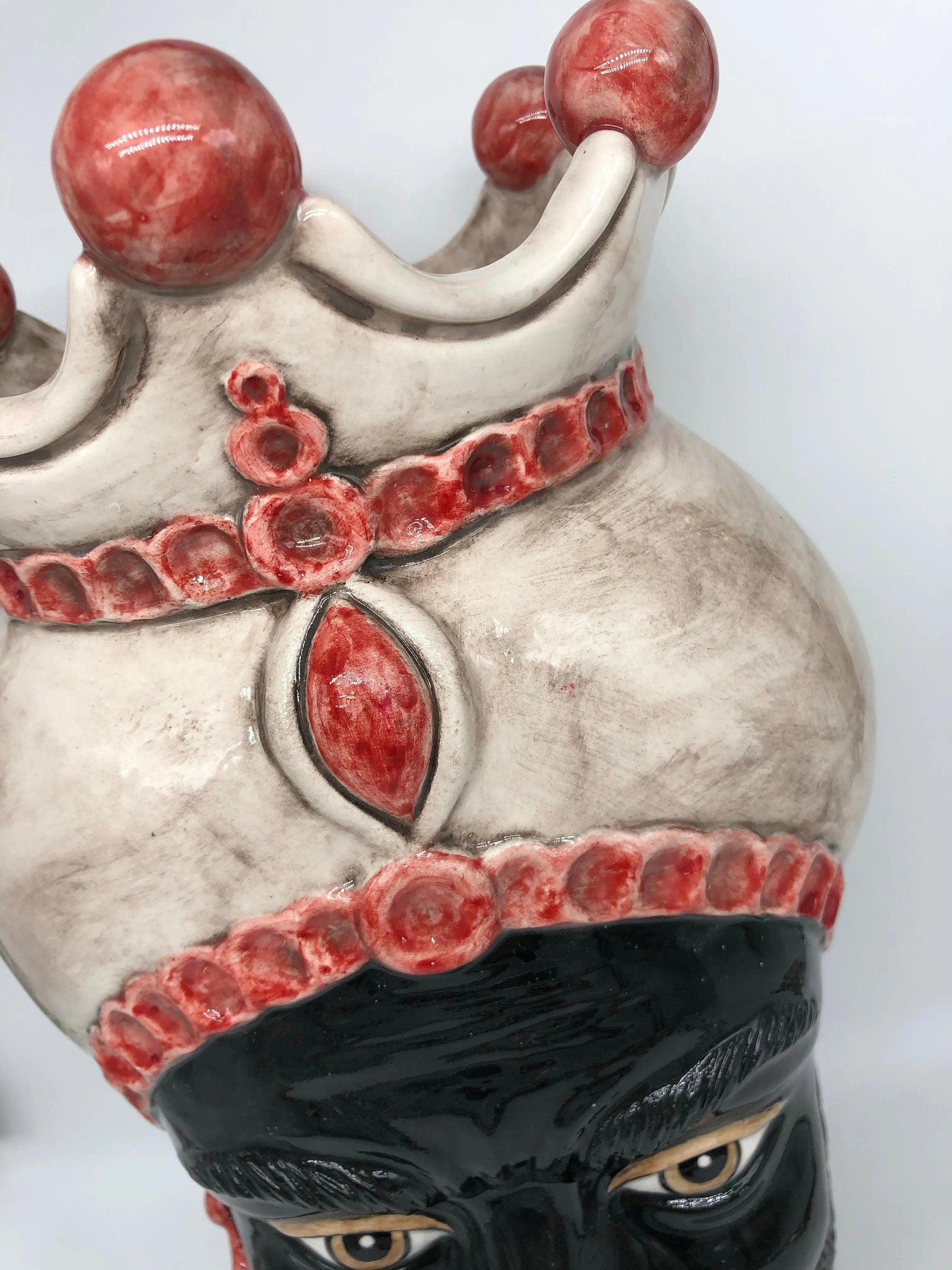 Teste di Moro Luis Ceramica Caltagirone cm H.44 L.23 Artigianale Turbante Liscio Écru Rosso DD CERAMICHE SICILIANE