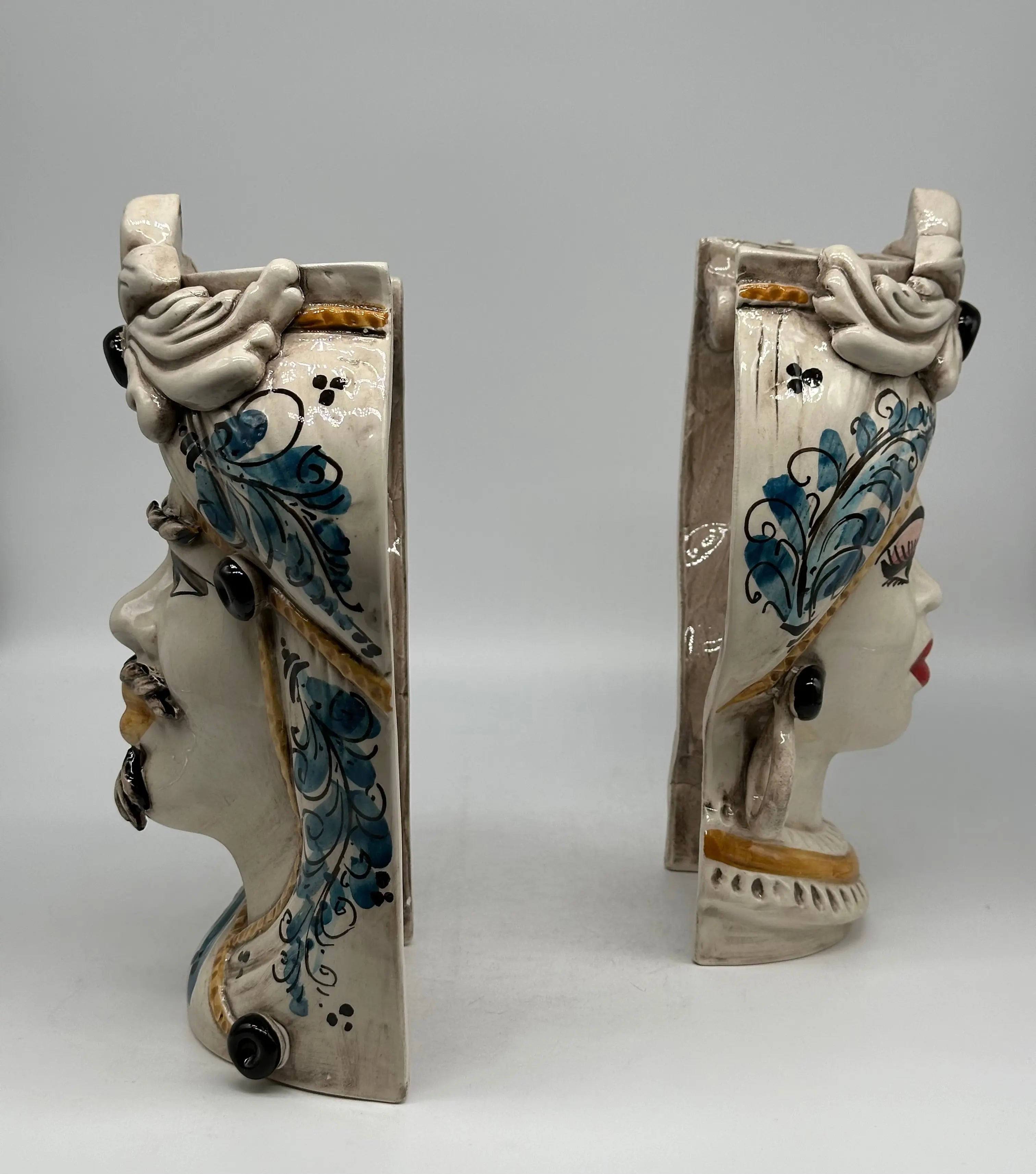 Teste di Moro Moresca Applique Ceramica Caltagirone cm H.28 L.20 Barocco Ocra Blu DD CERAMICHE SICILIANE