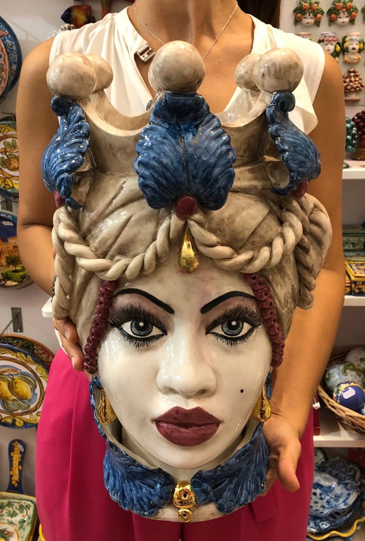 Teste di Moro Zefiro Ceramica Caltagirone cm H.43 L.26 Artigianale Écru Foglie Blu Oro DD CERAMICHE SICILIANE