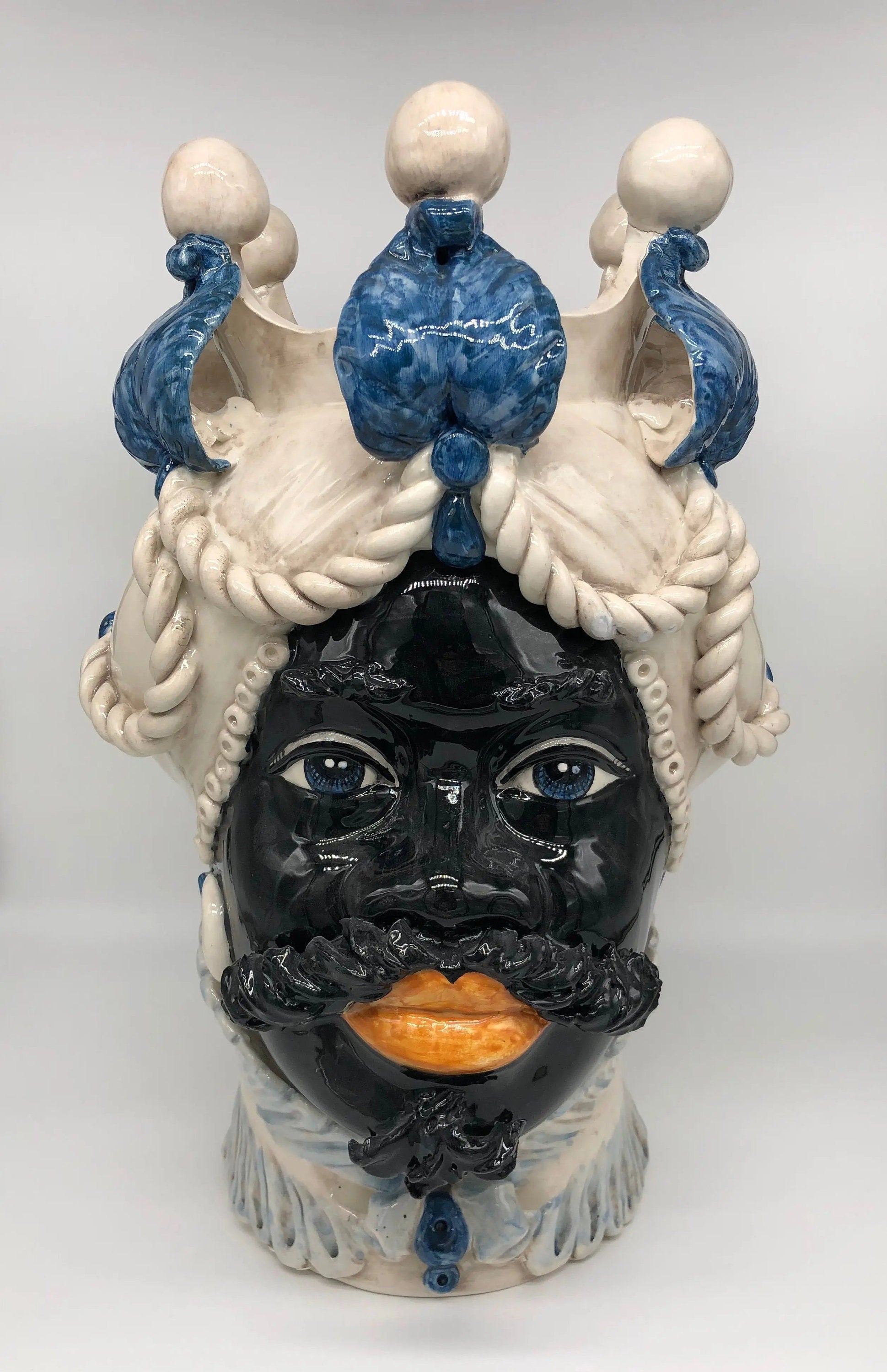 Teste di Moro Zefiro Ceramica Caltagirone cm H.43 L.26 Artigianale Écru Foglie Blu DD CERAMICHE SICILIANE