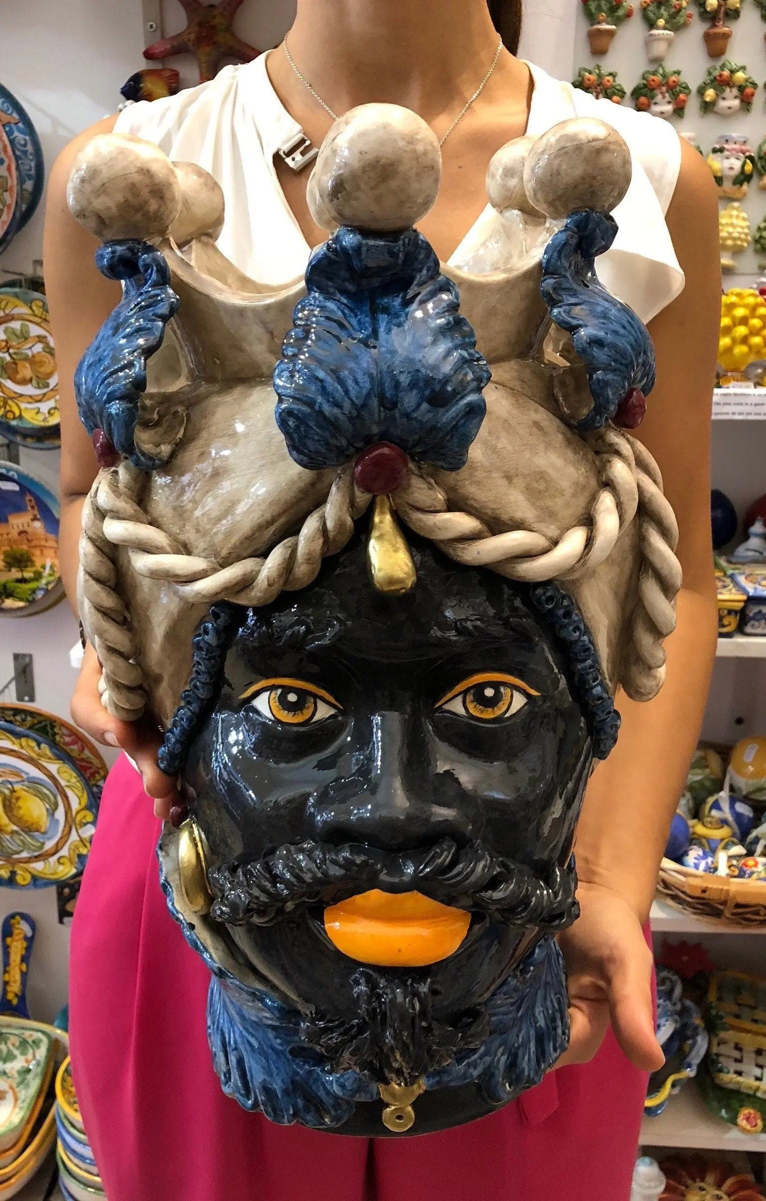 Teste di Moro Zefiro Ceramica Caltagirone cm H.43 L.26 Artigianale Écru Foglie Blu Oro DD CERAMICHE SICILIANE