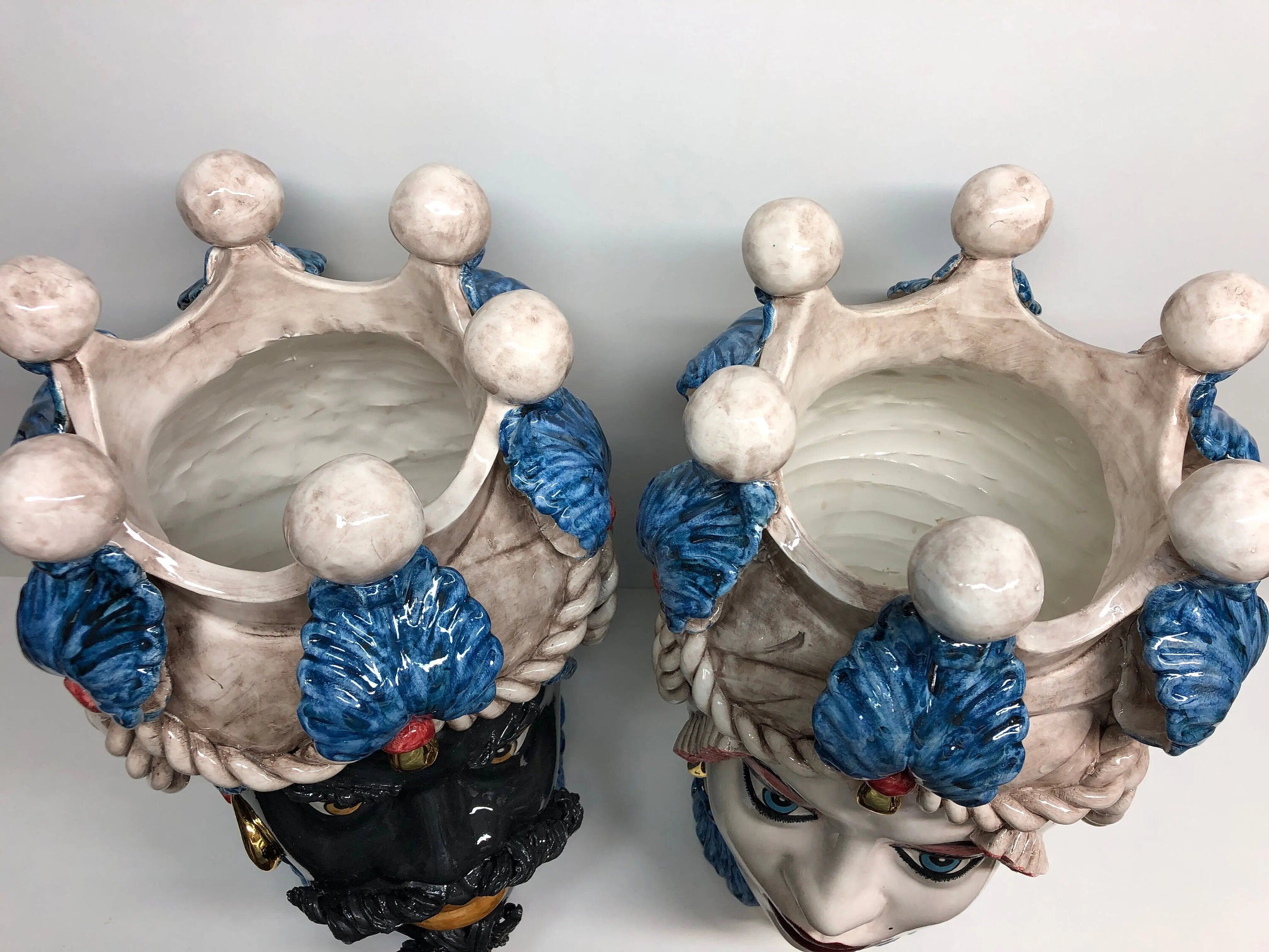 Teste di Moro Zefiro Ceramica Caltagirone cm H.43 L.26 Artigianale Écru Foglie Blu Oro DD CERAMICHE SICILIANE