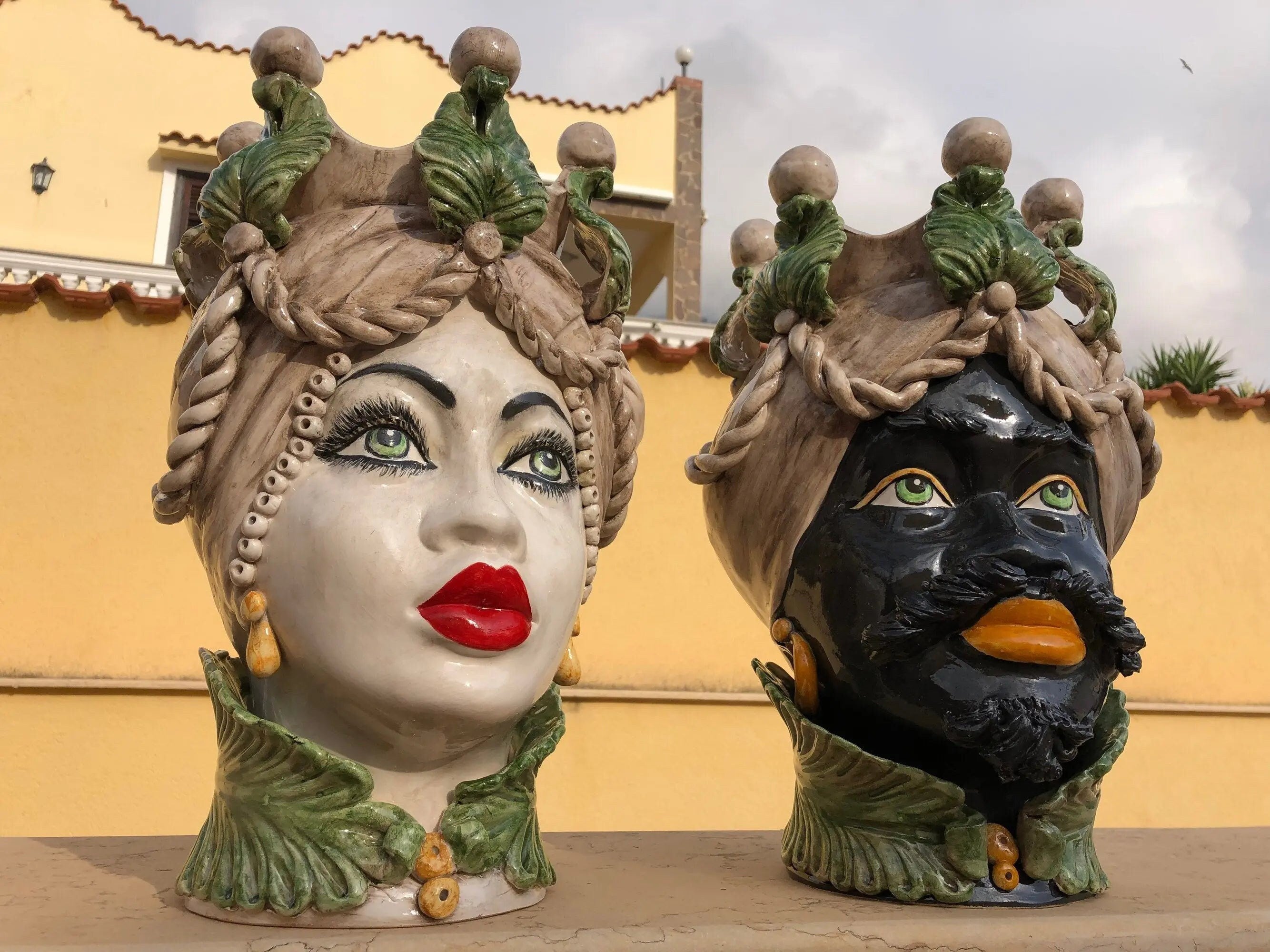 Teste di Moro Zefiro Ceramica Caltagirone cm H.43 L.26 Artigianale Écru Foglie Verde DD CERAMICHE SICILIANE