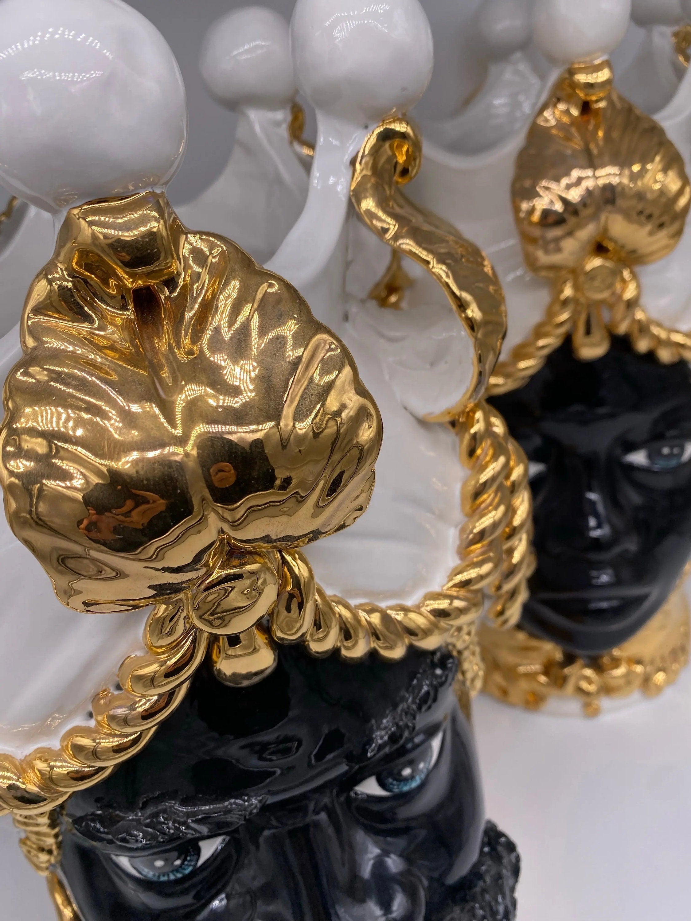 Teste di Moro Zefiro Ceramica Caltagirone cm H.43 L.26 Artigianale Bianco Oro Viso Scuro DD CERAMICHE SICILIANE