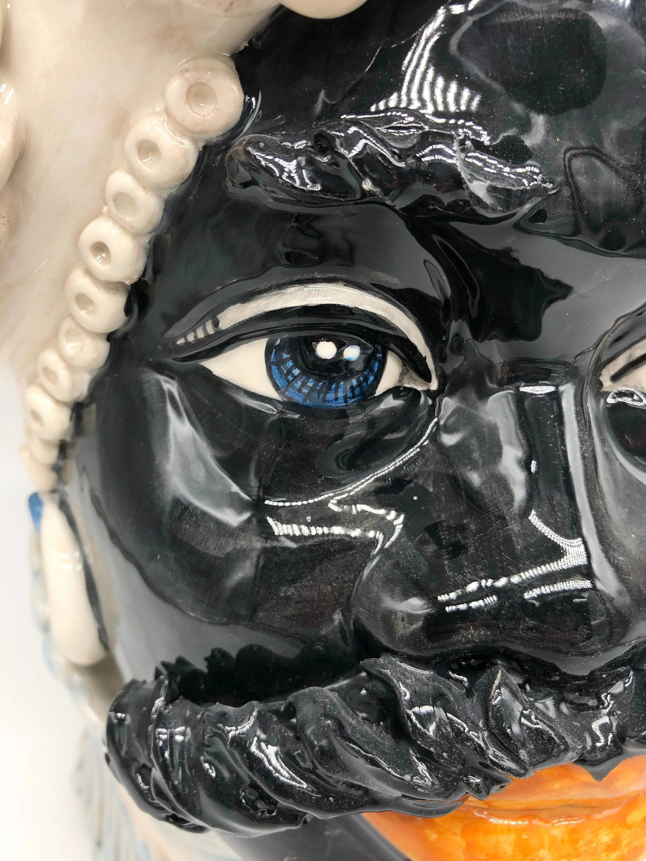 Teste di Moro Zefiro Ceramica Caltagirone cm H.43 L.26 Artigianale Écru Foglie Blu DD CERAMICHE SICILIANE