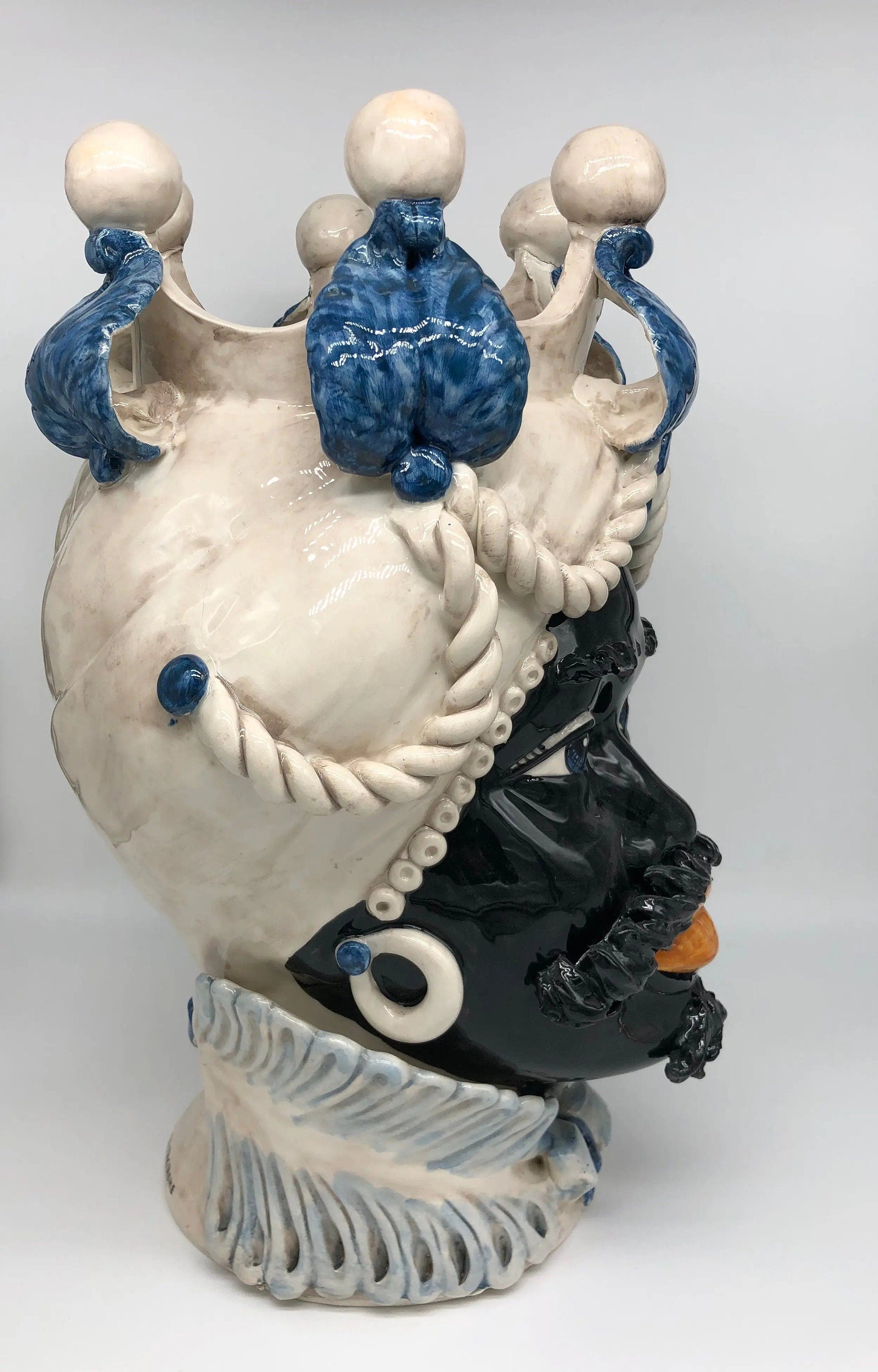 Teste di Moro Zefiro Ceramica Caltagirone cm H.43 L.26 Artigianale Écru Foglie Blu DD CERAMICHE SICILIANE