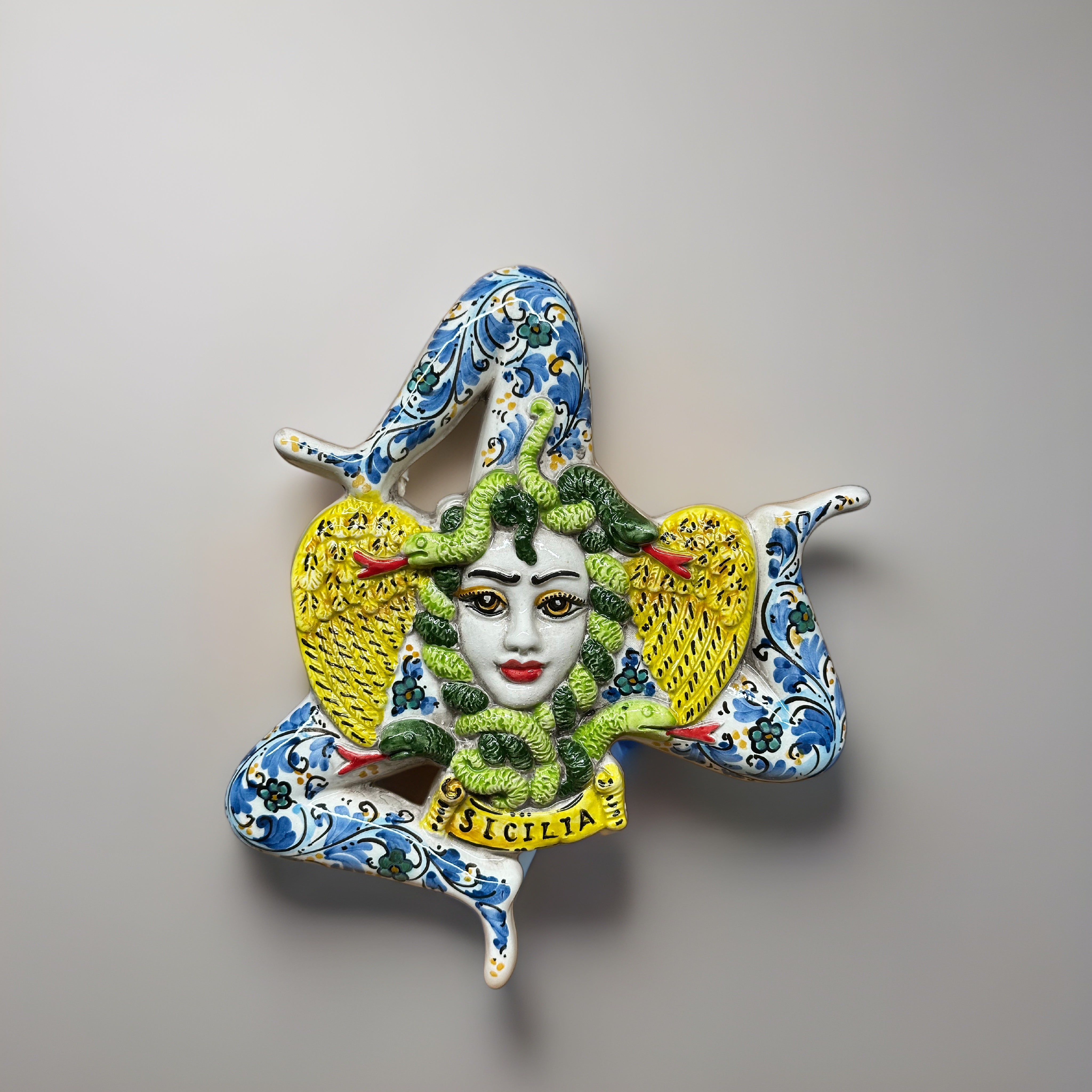 Trinacria Decorata Bianco cm H.27 Ceramica Caltagirone fatto a mano - OGGETTISTICA