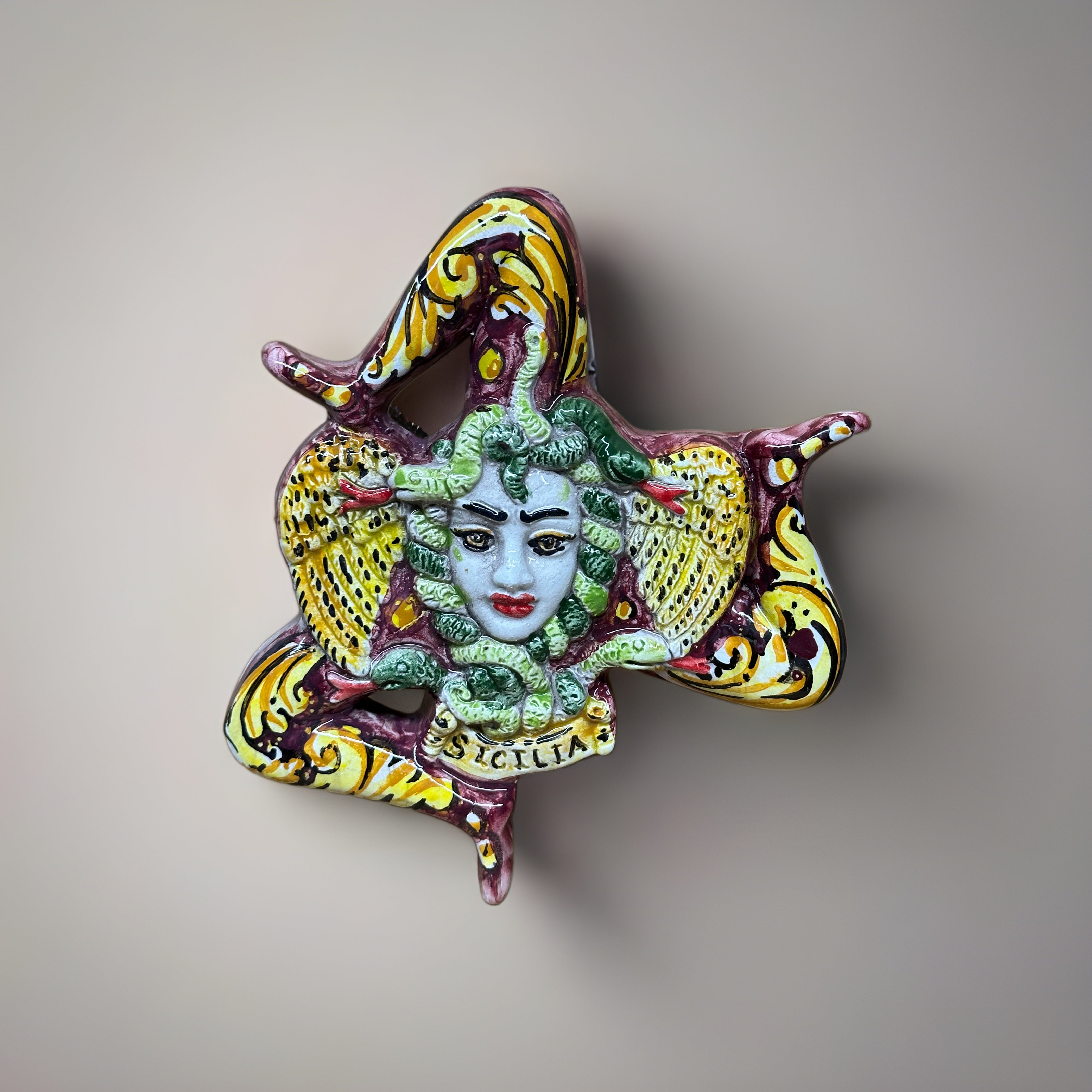 Trinacria Decorata Bordeaux cm H.17 Ceramica Caltagirone fatto a mano - OGGETTISTICA