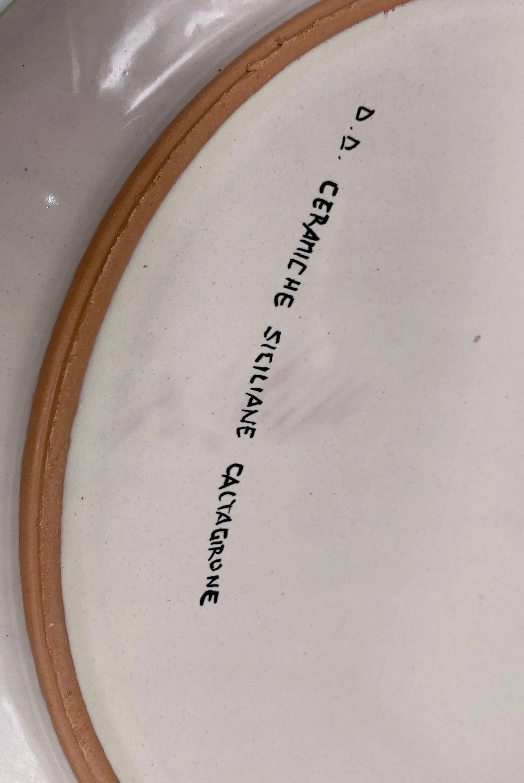 Piatto Decorativo dipinto a mano diametro cm 30 Decoro “Venus” Ocra DD CERAMICHE SICILIANE