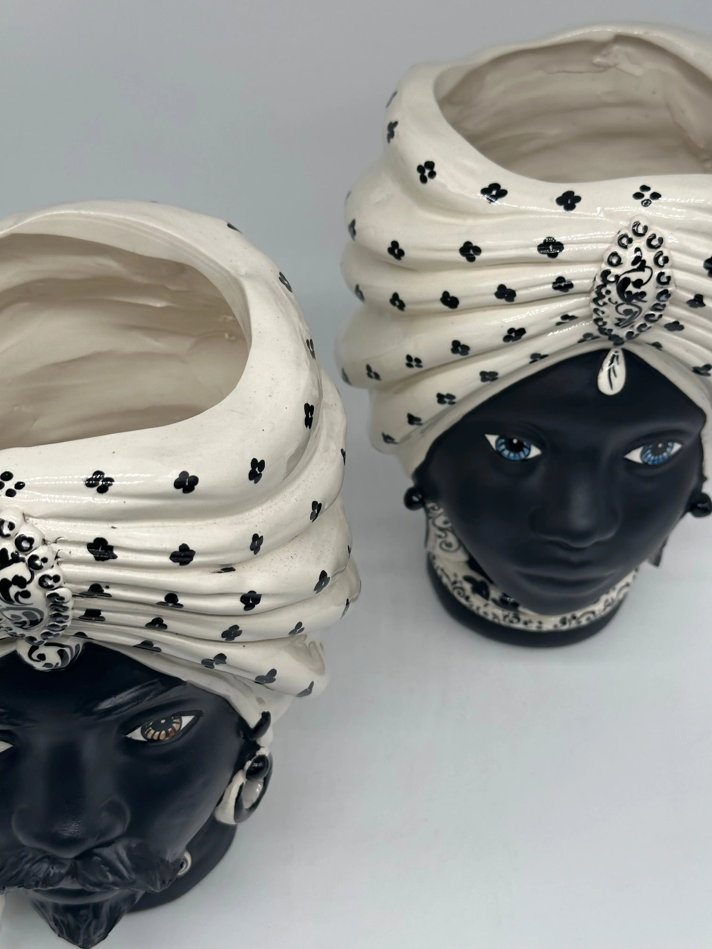 Teste di Moro Atena Ceramica Caltagirone cm H.24 L.18 Artigianale Bianco Pois Nero Opaco DD CERAMICHE SICILIANE
