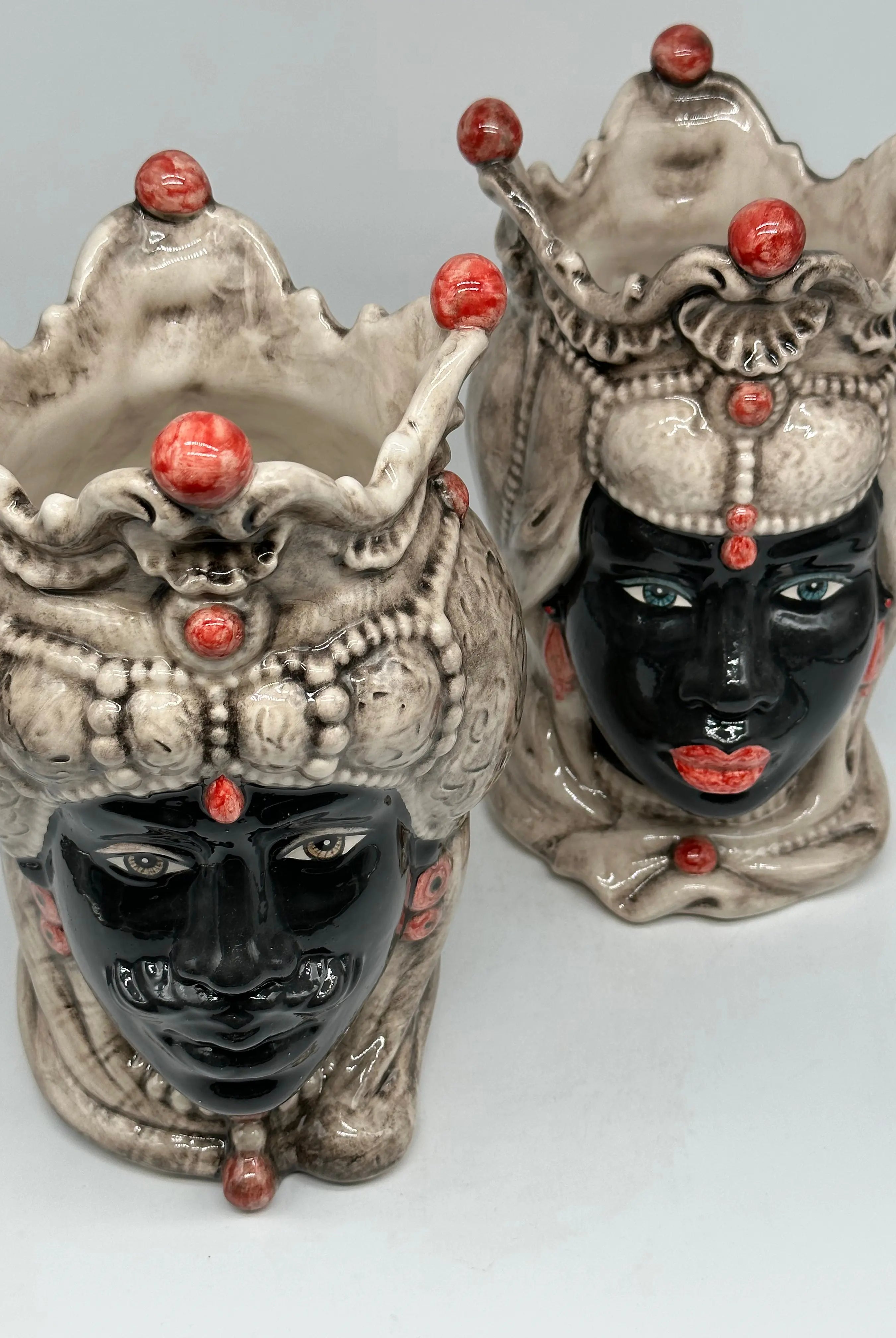 Teste di Moro Emiro Ceramica Caltagirone cm H.30 L.18 Artigianale Écru Sfere Rosso Tenue DD CERAMICHE SICILIANE