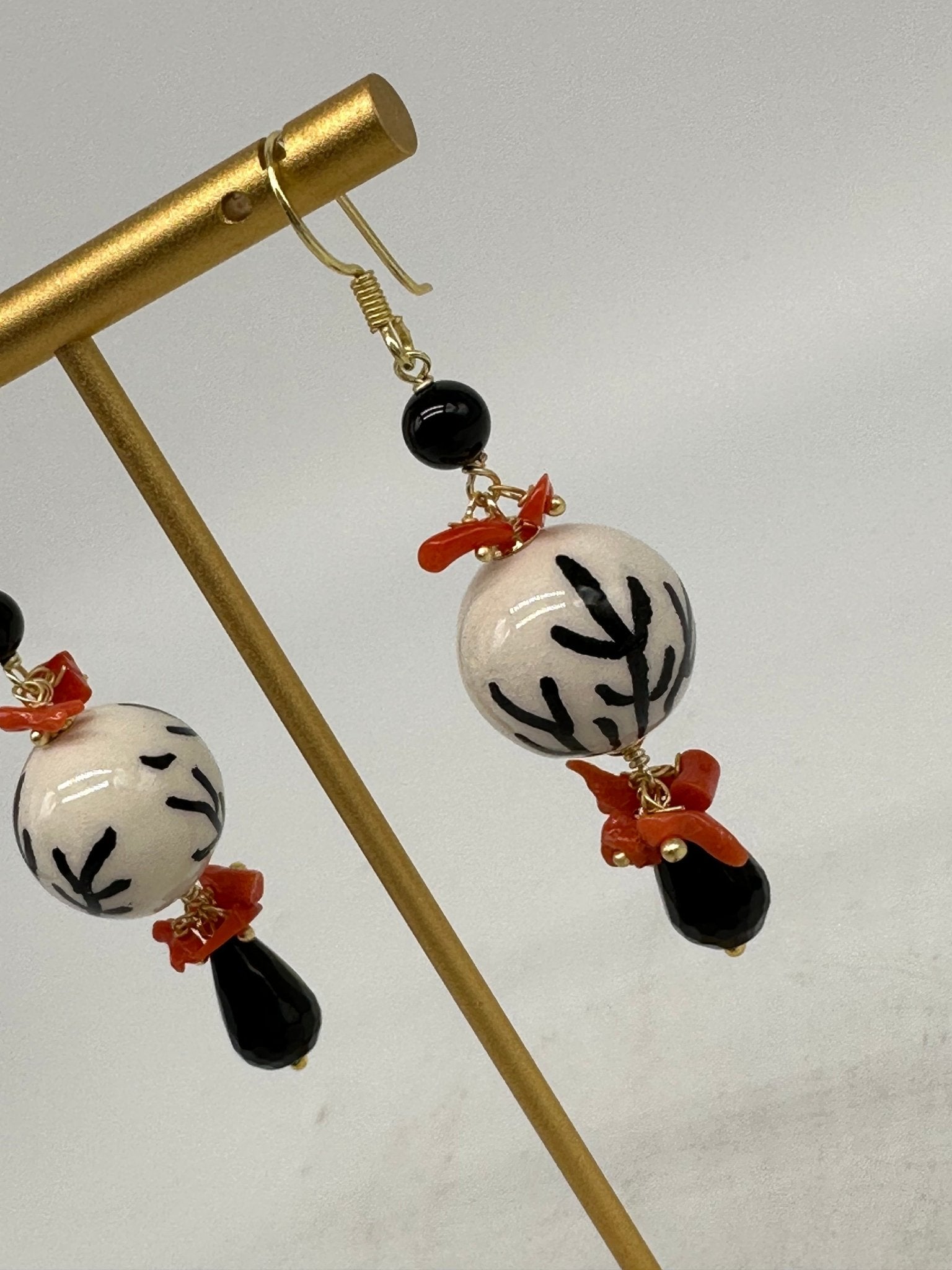 Orecchini Artigianali Sfere di Natale Bianco con decori Nero in Ceramica di Caltagirone, pietre e corallo - DD CERAMICHE SICILIANE