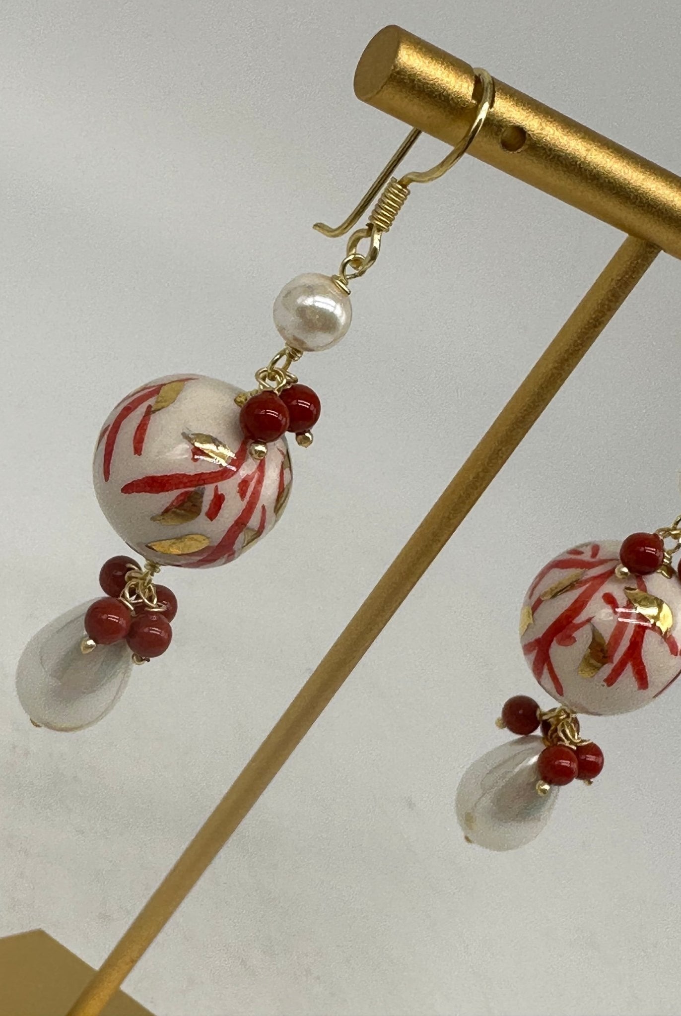 Orecchini Artigianali Sfere di Natale Bianco con decori Rosso in Ceramica di Caltagirone, pietre e corallo - DD CERAMICHE SICILIANE