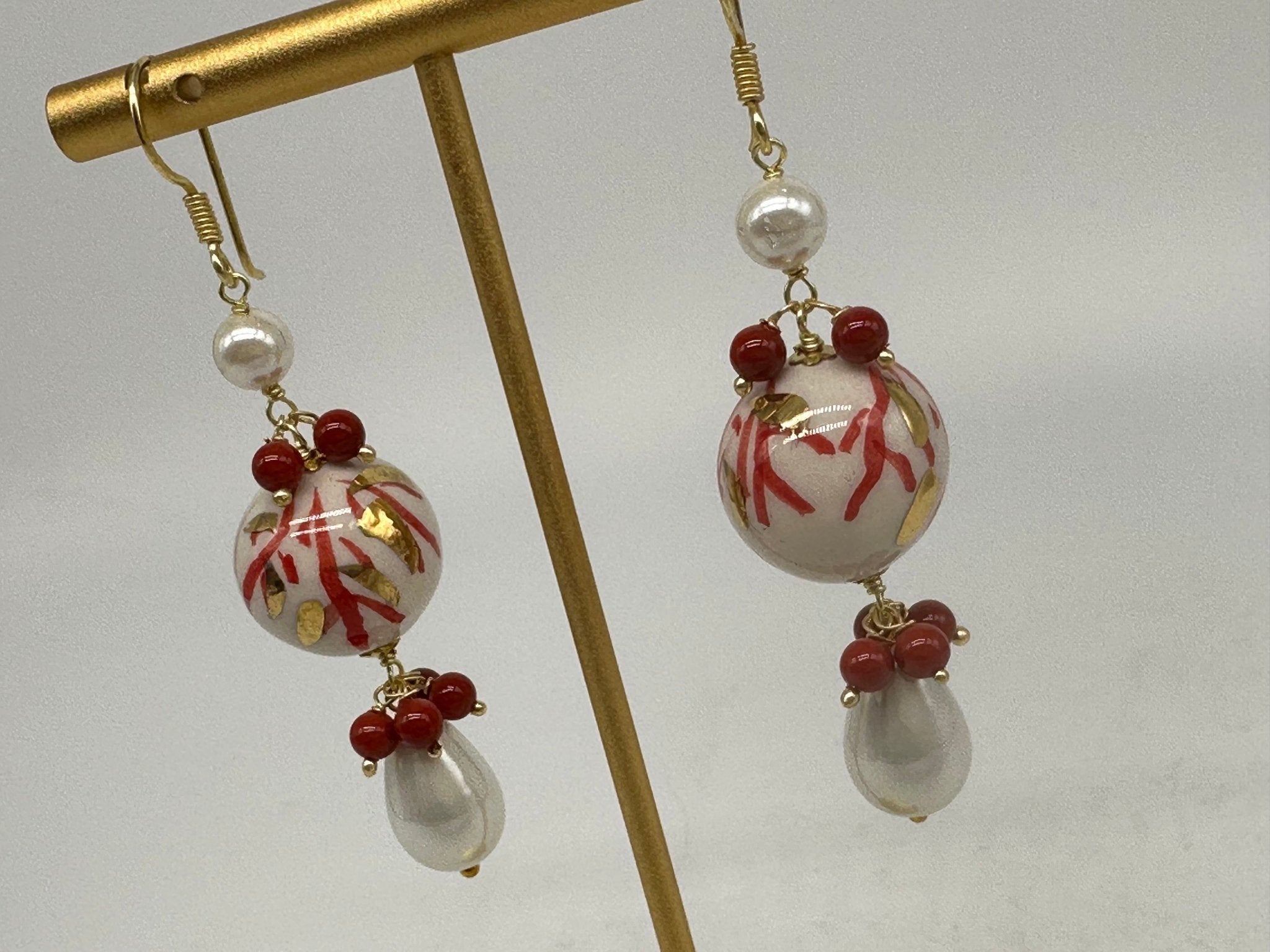 Orecchini Artigianali Sfere di Natale Bianco con decori Rosso in Ceramica di Caltagirone, pietre e corallo - DD CERAMICHE SICILIANE