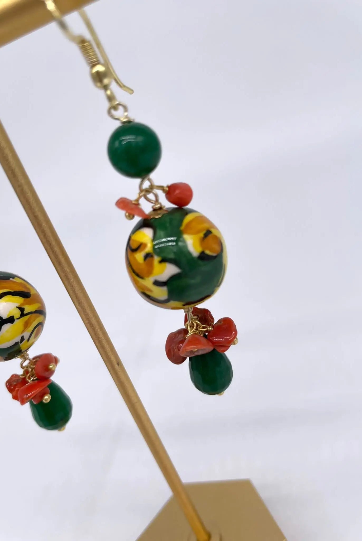 Orecchini Artigianali Sfere di Natale Verde in Ceramica di Caltagirone, pietre e corallo - DD CERAMICHE SICILIANE