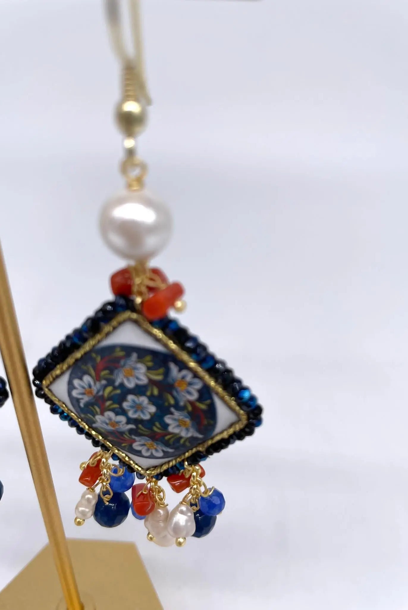 Orecchini Piastrella Ceramica di Caltagirone, cornice blu, pietre, perle, corallo - DD CERAMICHE SICILIANE
