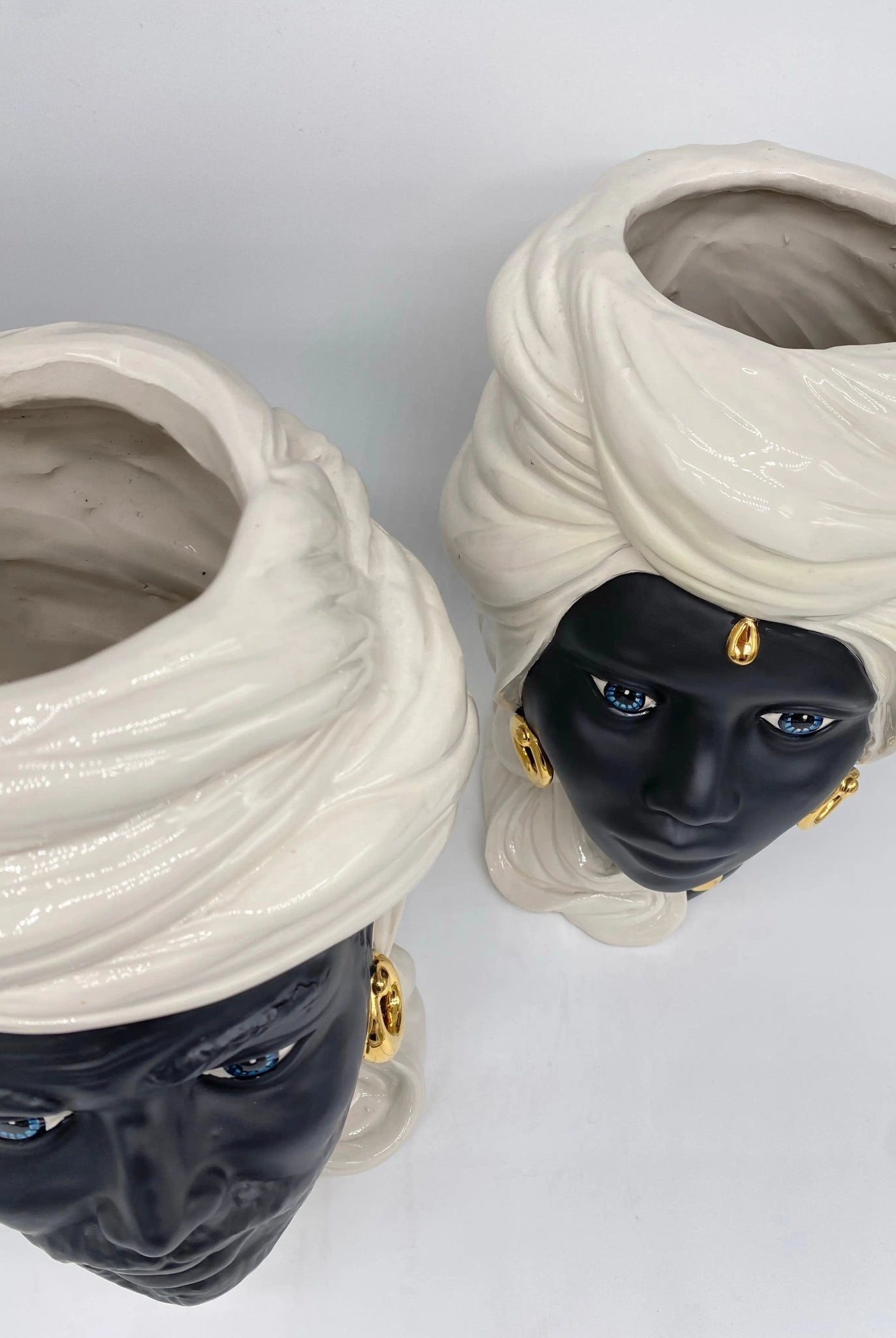 Teste di Moro Anubi Ceramica Caltagirone cm H.29 L.20 Artigianale Bianco Nero Oro - DD CERAMICHE SICILIANE