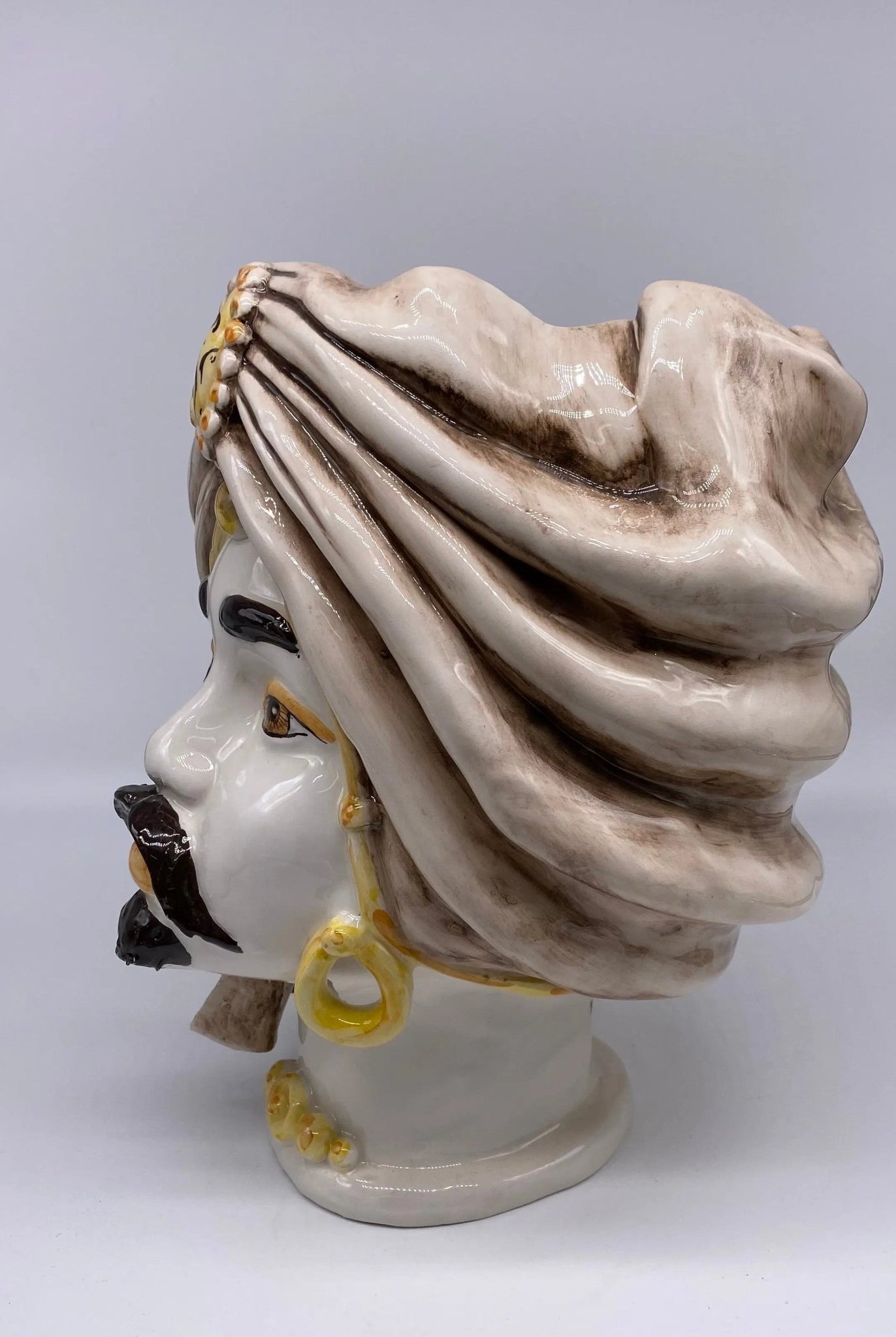 Teste di Moro Atena Ceramica Caltagirone cm H.30 L.23 Artigianale Écru Bianco Giallo - DD CERAMICHE SICILIANE