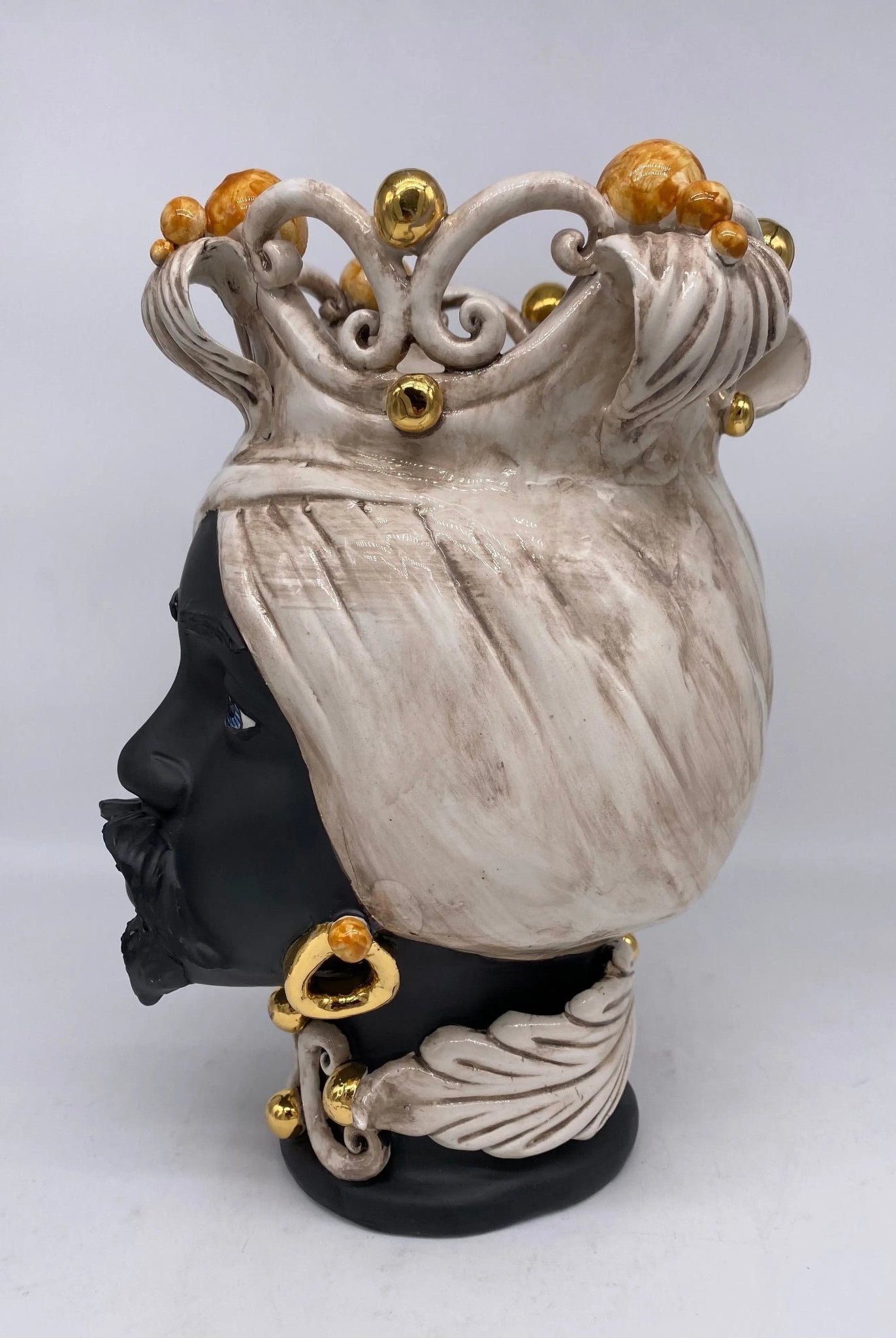 Teste di Moro Diana Ceramica Caltagirone cm H.30 L.20 Artigianale Écru Oro Sfere Ocra - DD CERAMICHE SICILIANE