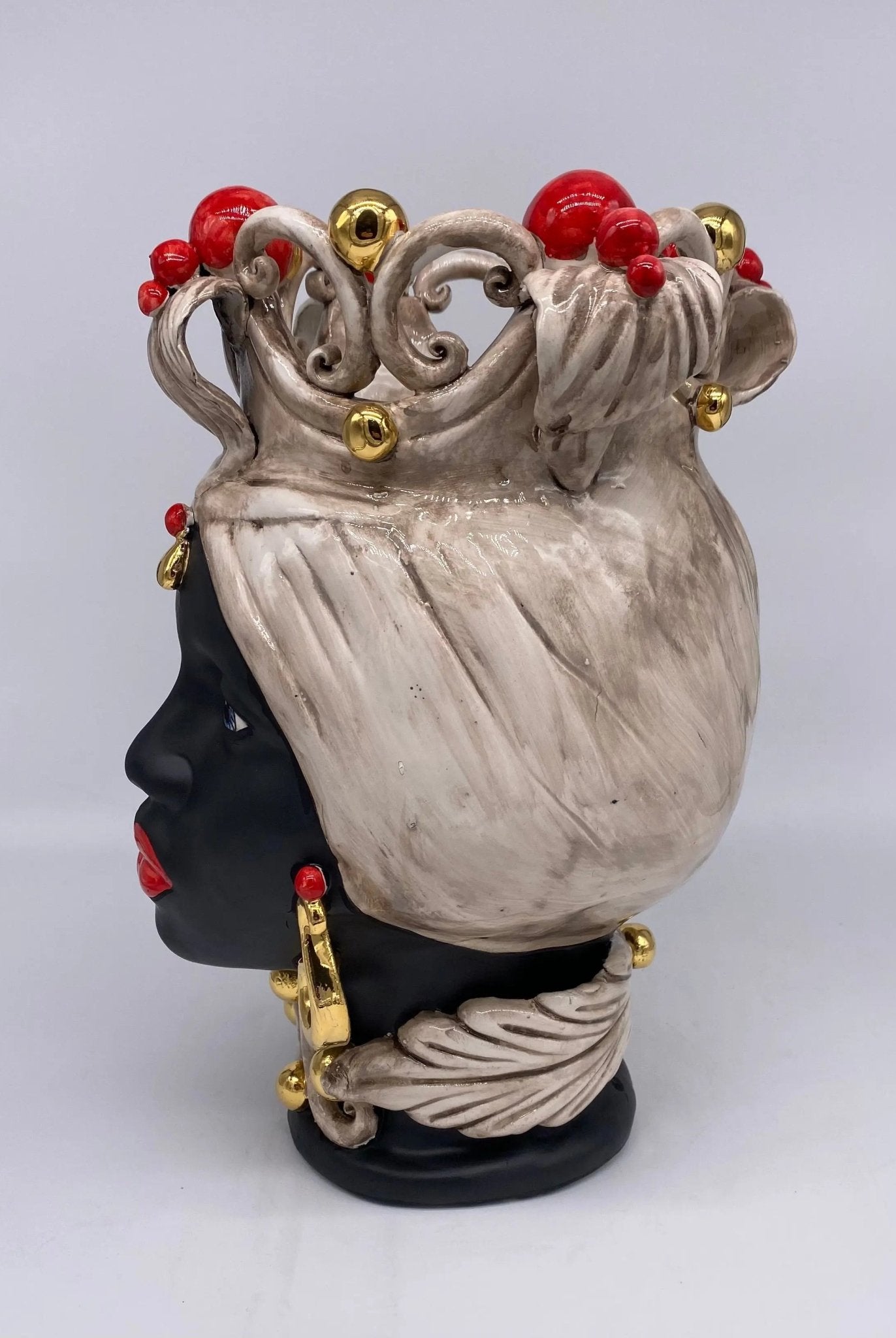 Teste di Moro Diana Ceramica Caltagirone cm H.30 L.20 Artigianale Écru Oro Sfere Rosso - DD CERAMICHE SICILIANE