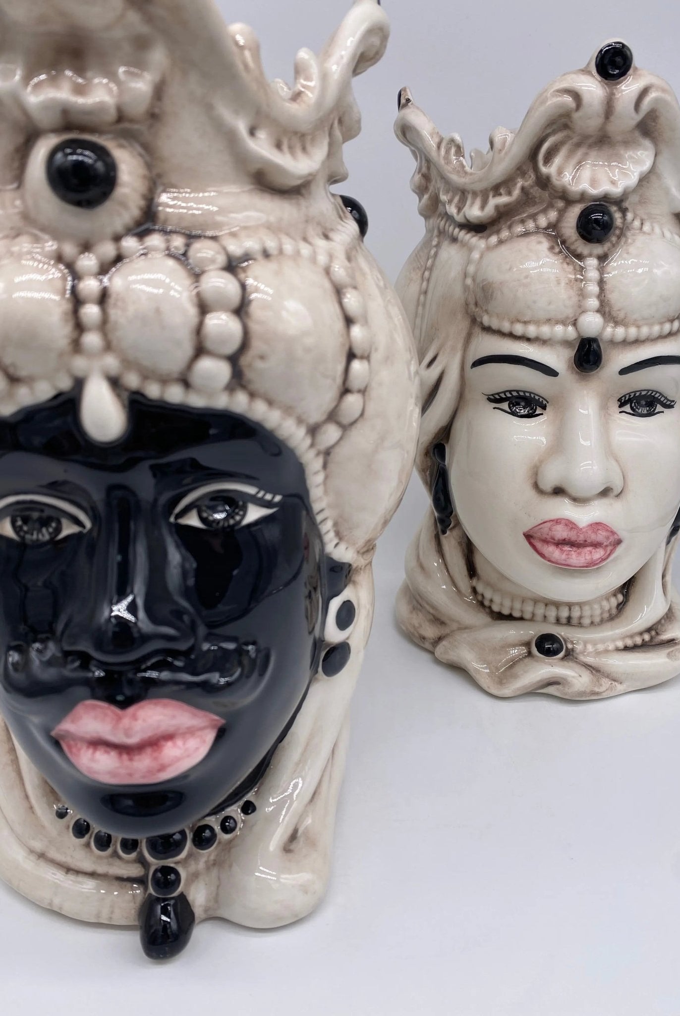 Teste di Moro Emiro Ceramica Caltagirone cm H.30 L.18 Artigianale Écru Sfere Nero - DD CERAMICHE SICILIANE