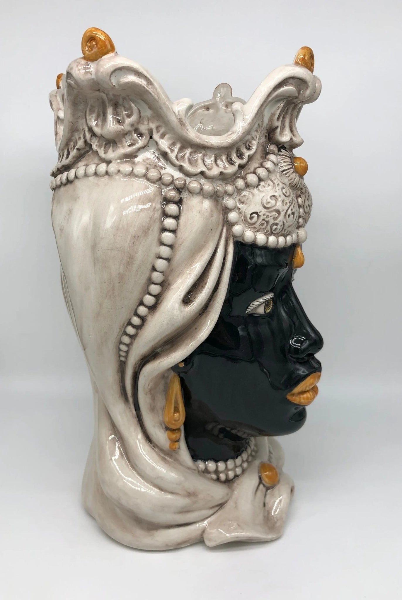 Teste di Moro Emiro Ceramica Caltagirone cm H.38 L.23 Artigianale Écru Sfere Arancio - DD CERAMICHE SICILIANE