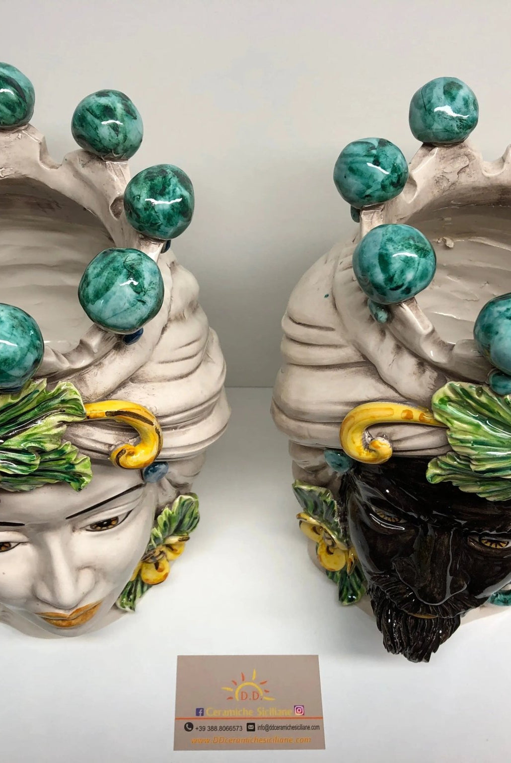 Teste di Moro Fiori Ceramica Caltagirone cm H.30 L.21 Artigianale Corona con Sfere Verde - DD CERAMICHE SICILIANE